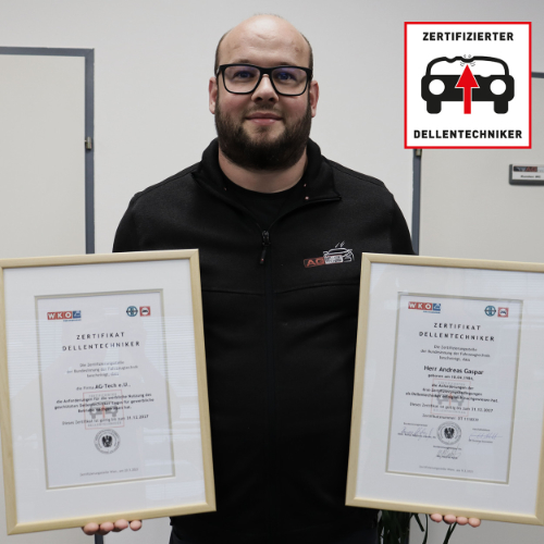 Andreas Gaspar, zertifizierter Dellentechniker, zeigt seine Zertifikate